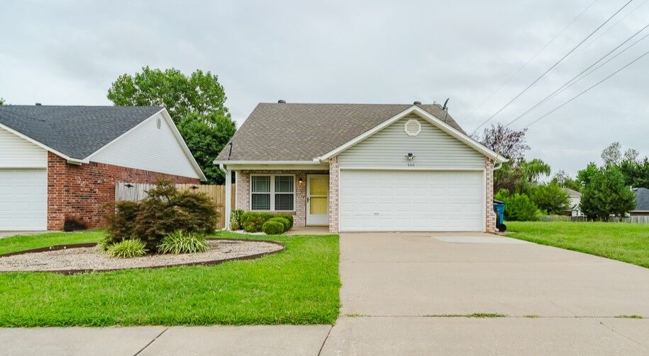 Property Photo:  900 Tunbridge Drive  AR 72712 