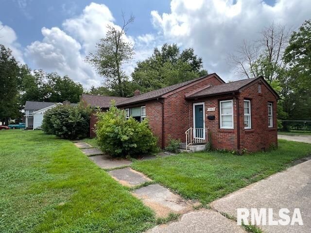 Property Photo:  1403 W Hendrickson Street  IL 62959 