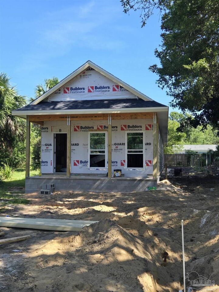 Property Photo:  110 E Bobe St  FL 32503 
