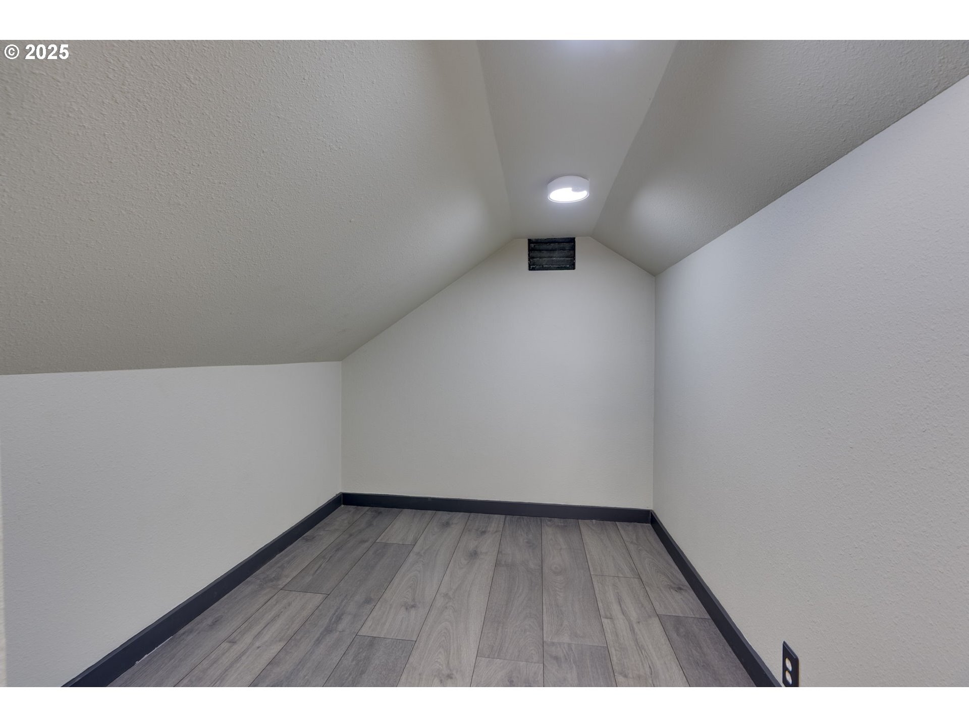 Property Photo:  8553 N Tioga Ave  OR 97203 