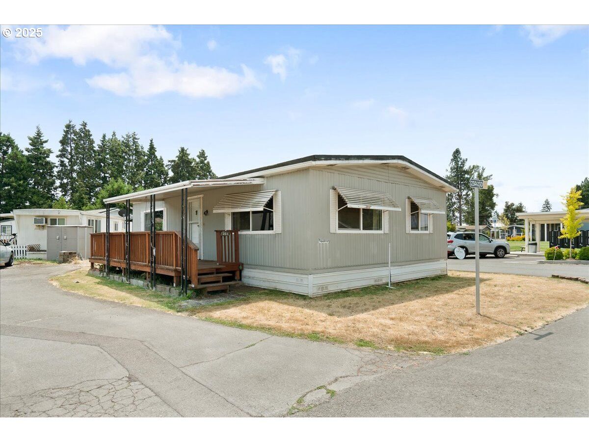 Property Photo:  2200 SE Lancaster Dr 23A  OR 97317 