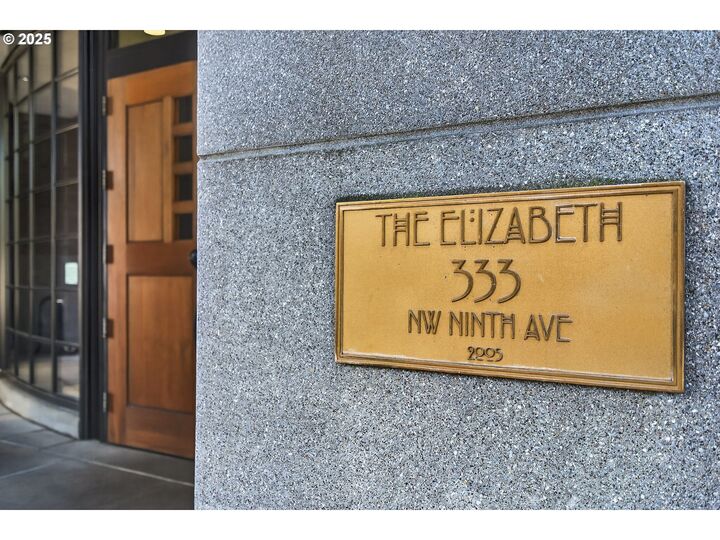 Property Photo:  333 NW 9th Ave 605  OR 97209 