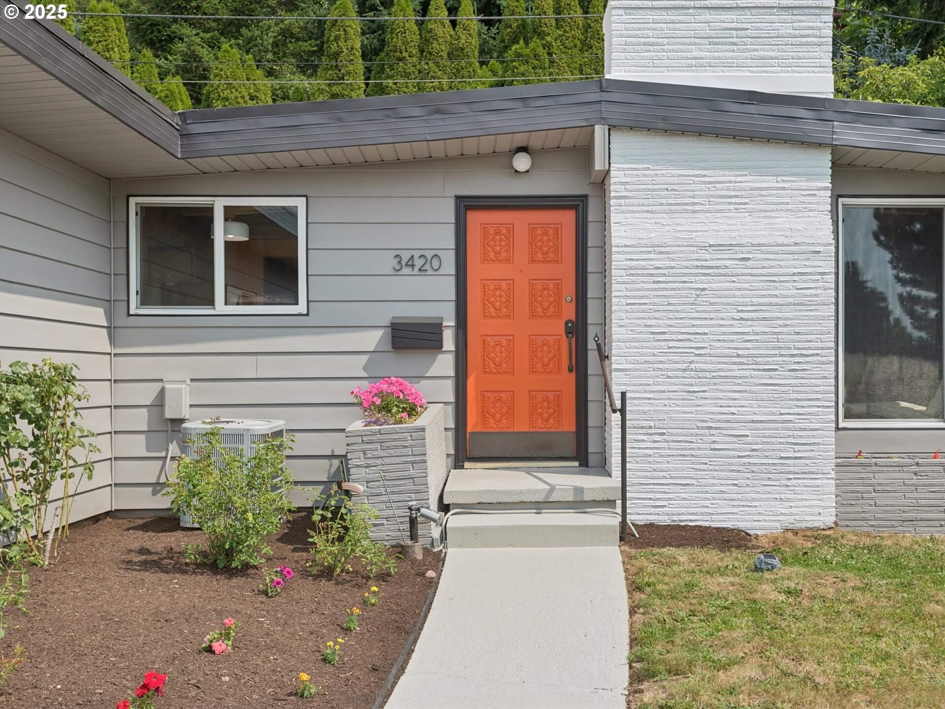 Property Photo: 3420 NE 92nd Ave OR 97220
