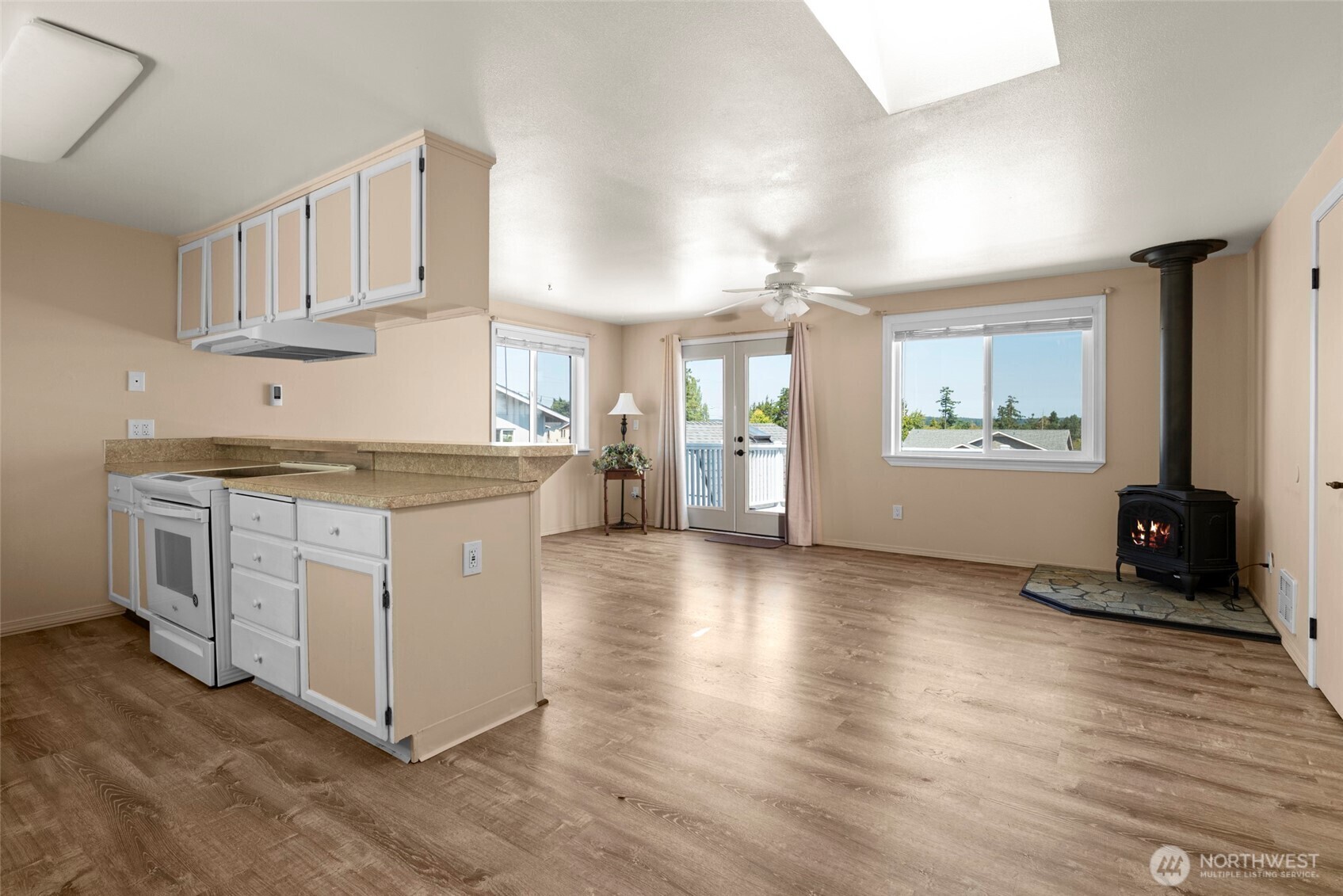 Property Photo:  404 NE 4th Street  WA 98239 