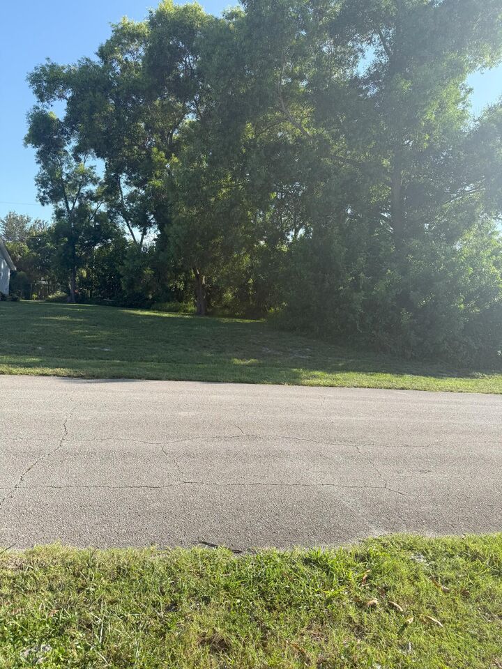 Property Photo: 2808 SW Ann Arbor Road FL 34953