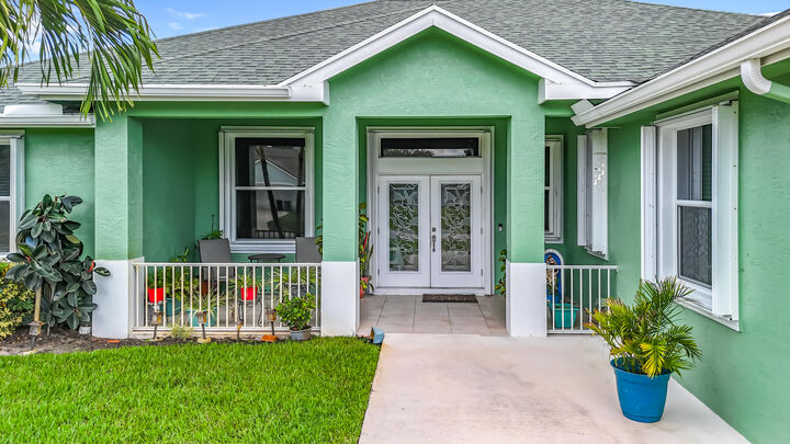 Property Photo: 633 SE Dean Terrace FL 34984