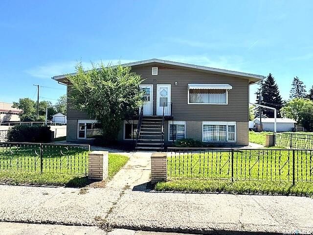 Property Photo:  55 2nd Avenue NE  SK S9H 2C5 