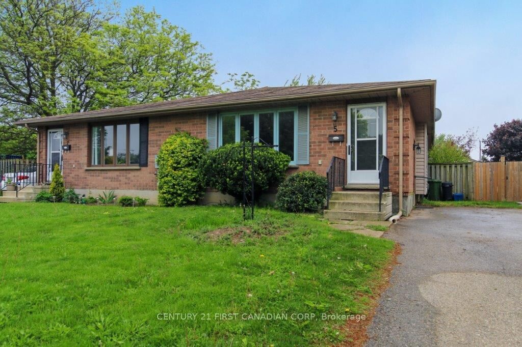 Property Photo:  5 Golding Place  ON N5R 6B6 