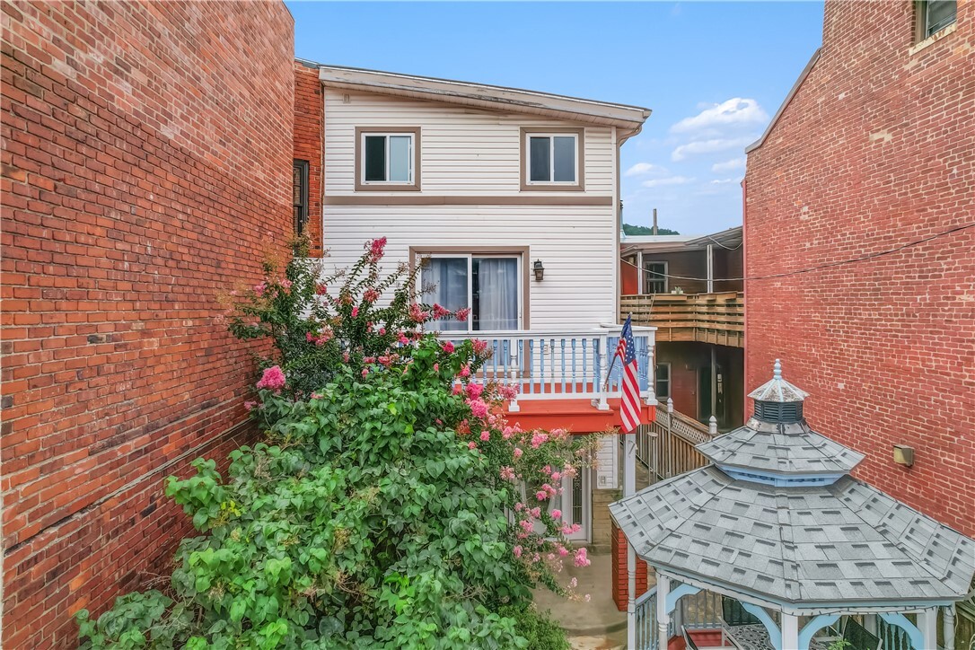 Property Photo: 2422 E Carson Street PA 15203