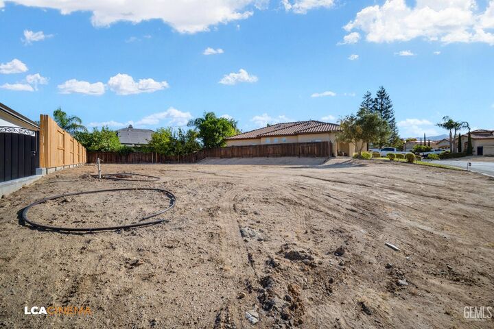 Property Photo: 14906 Colonia De Las Rosas CA 93306