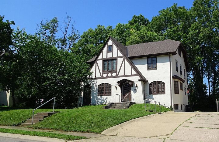 3915 Warwick Avenue  Cincinnati OH 45229 photo