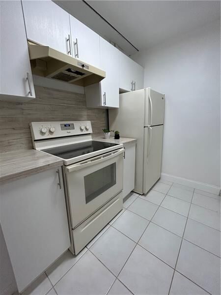 Property Photo: 185 Fanshaw E FL 33434