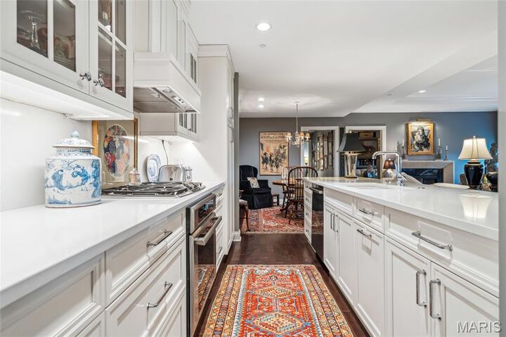 Property Photo:  232 N Kingshighway Boulevard 906  MO 63108 