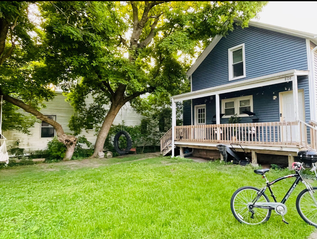 Property Photo: 808 Market Street 2 IL 60115