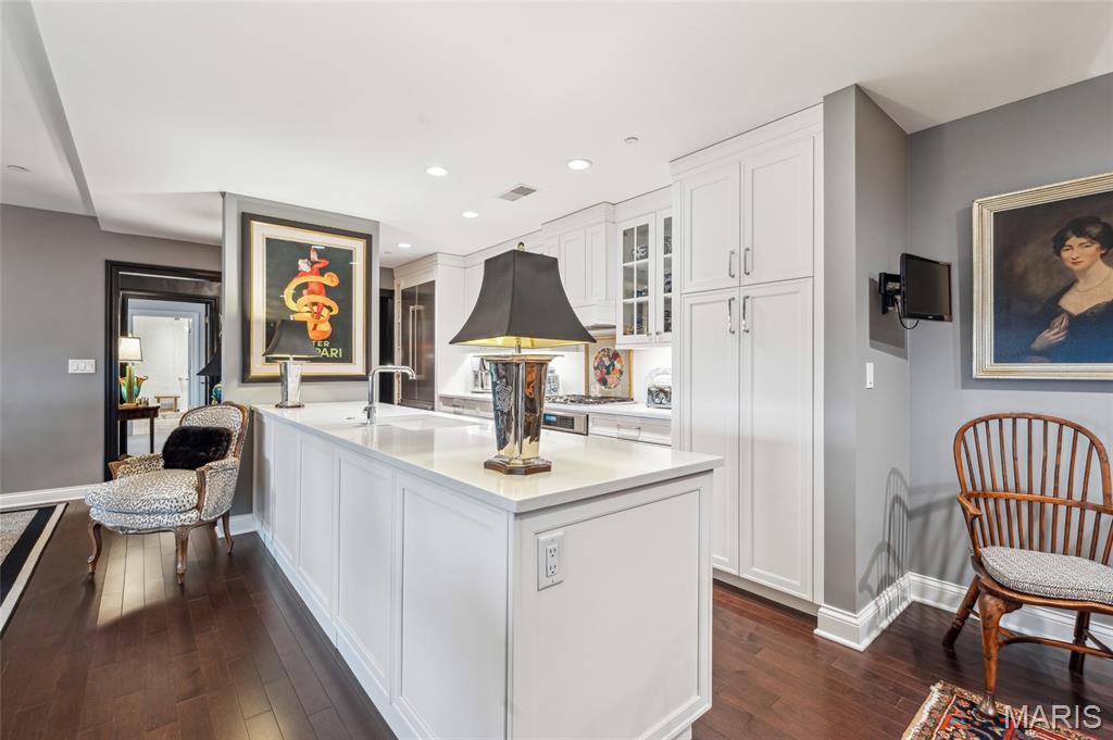 Property Photo: 232 N Kingshighway Boulevard 906 MO 63108