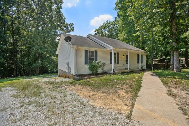 Property Photo: 2105 Ferry Rd TN 37040