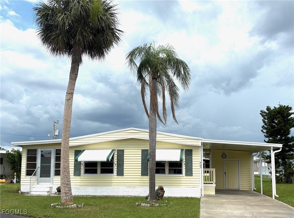 Property Photo: 963 Idle Way Drive FL 33917
