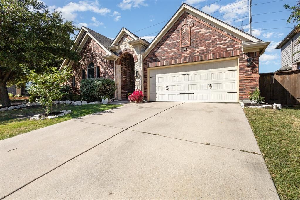 Property Photo: 1003 Brighton Street TX 76262
