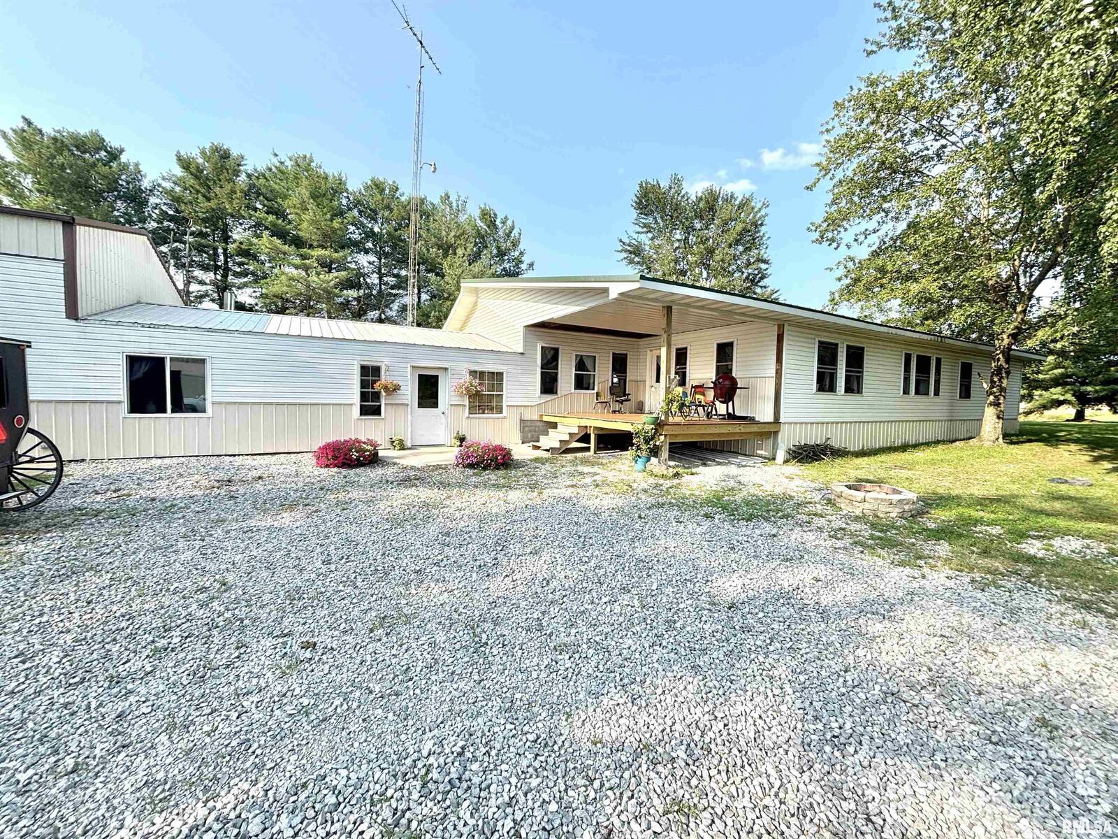 Property Photo:  257 County Highway 16  IL 62899 