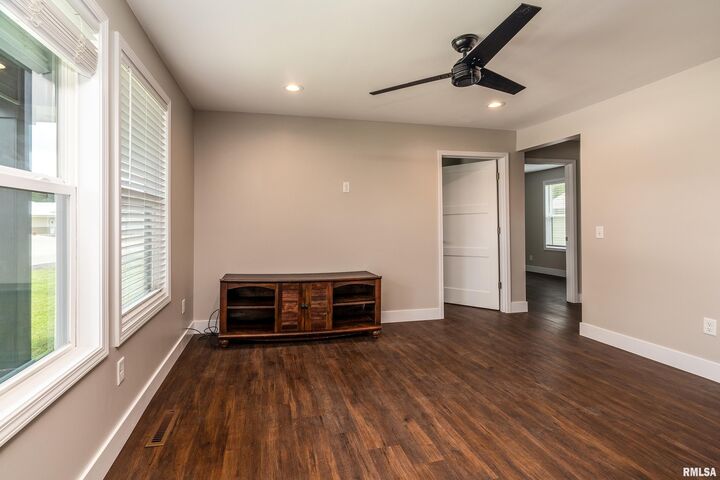Property Photo: 1301 S Holland Street IL 62959