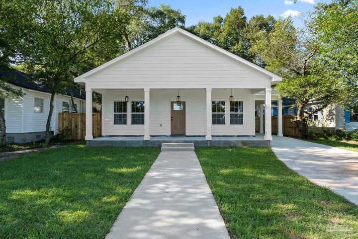 Property Photo: 206 W Winthrop Ave FL 32507