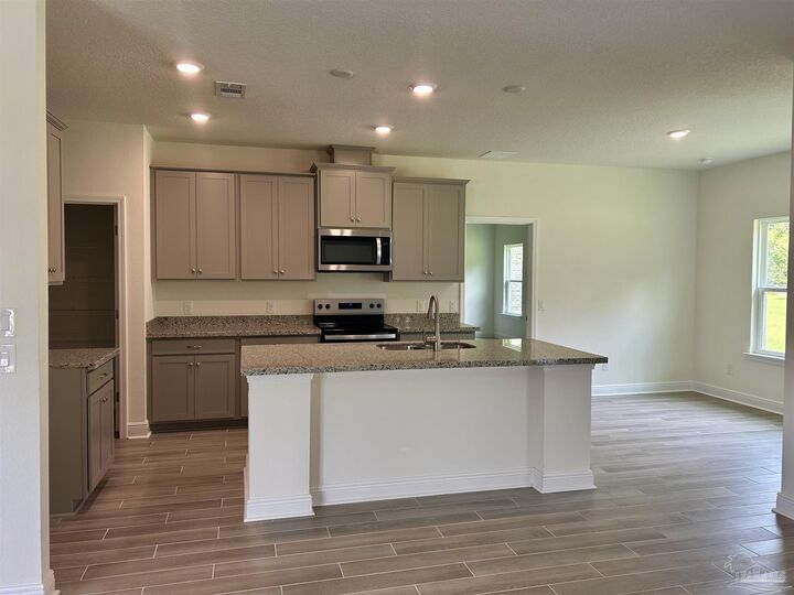 Property Photo: 6323 Ansley St FL 32570