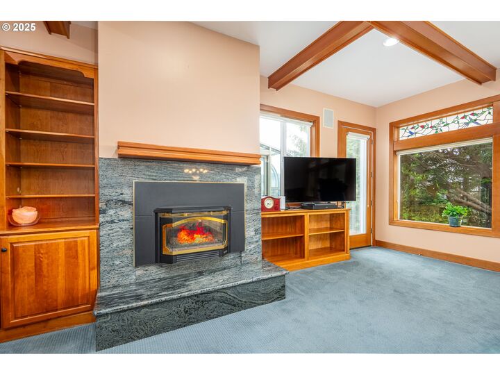 Property Photo: 1055 NW Estate Dr OR 97376