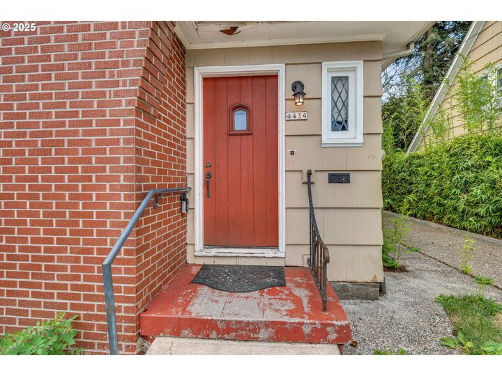Property Photo: 4434 E Burnside St OR 97215