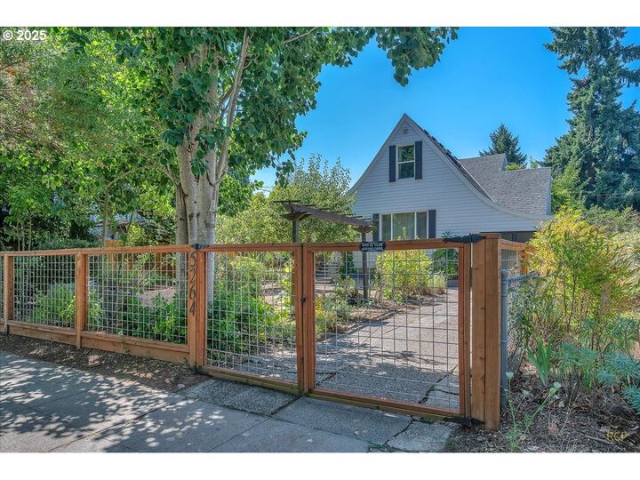 Property Photo: 5264 N Amherst St OR 97203