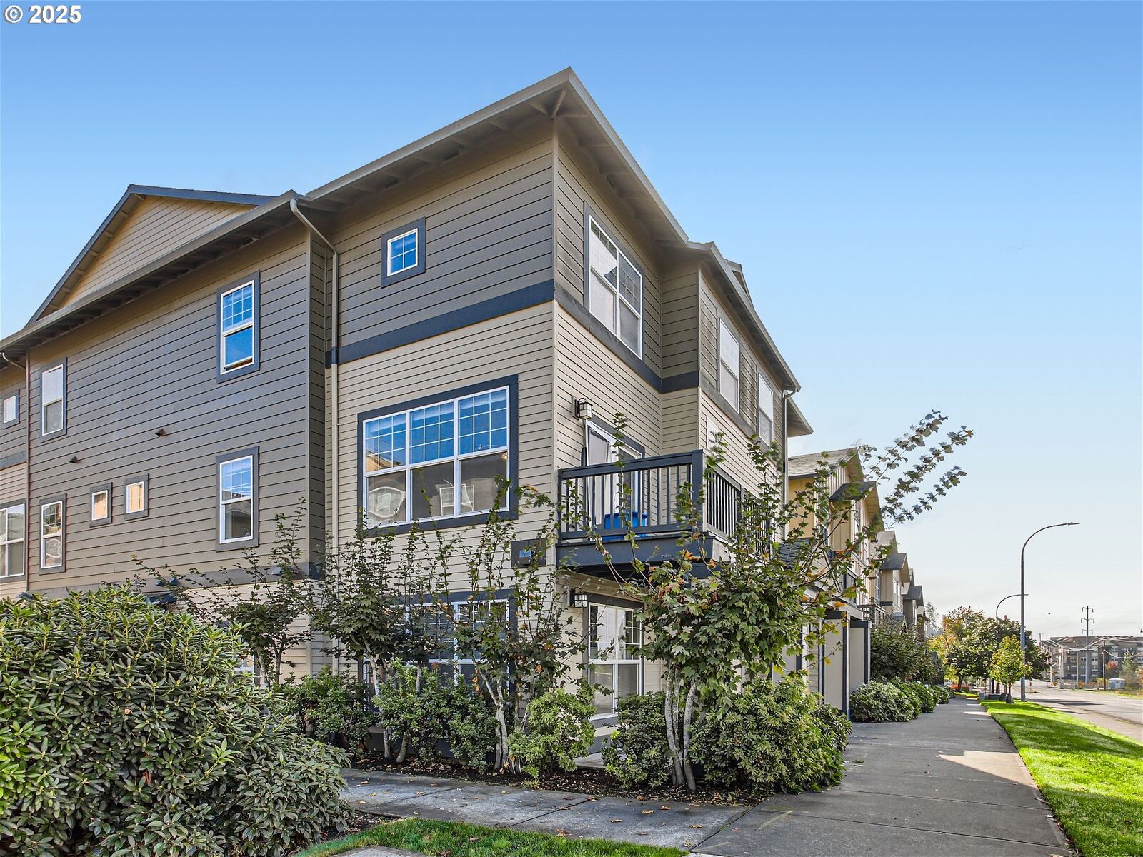 Property Photo: 1040 SW 170th Ave 201 OR 97003