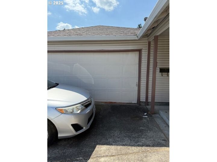 Property Photo: 11625 SE Washington St OR 97216