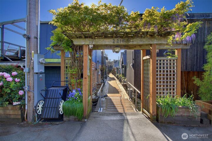 Property Photo:  2219  Fairview Avenue E 5  WA 98102 
