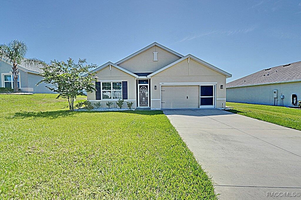 Property Photo: 320 W Runyon Loop FL 34465