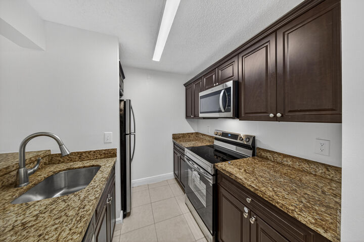 Property Photo: 913 Meadows Circle FL 33436