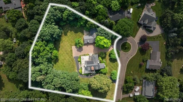 Property Photo:  777 Kensington Lane  MI 48304 