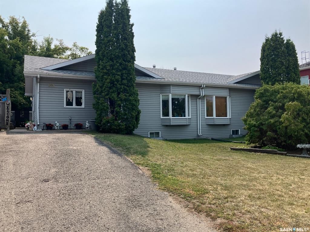 Property Photo: 806 9th Avenue W SK S0E 1E0