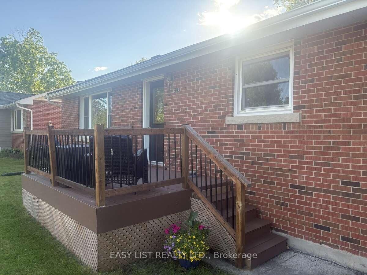 Photo de la propriété: 384 Charles Avenue ON K7V 3J3