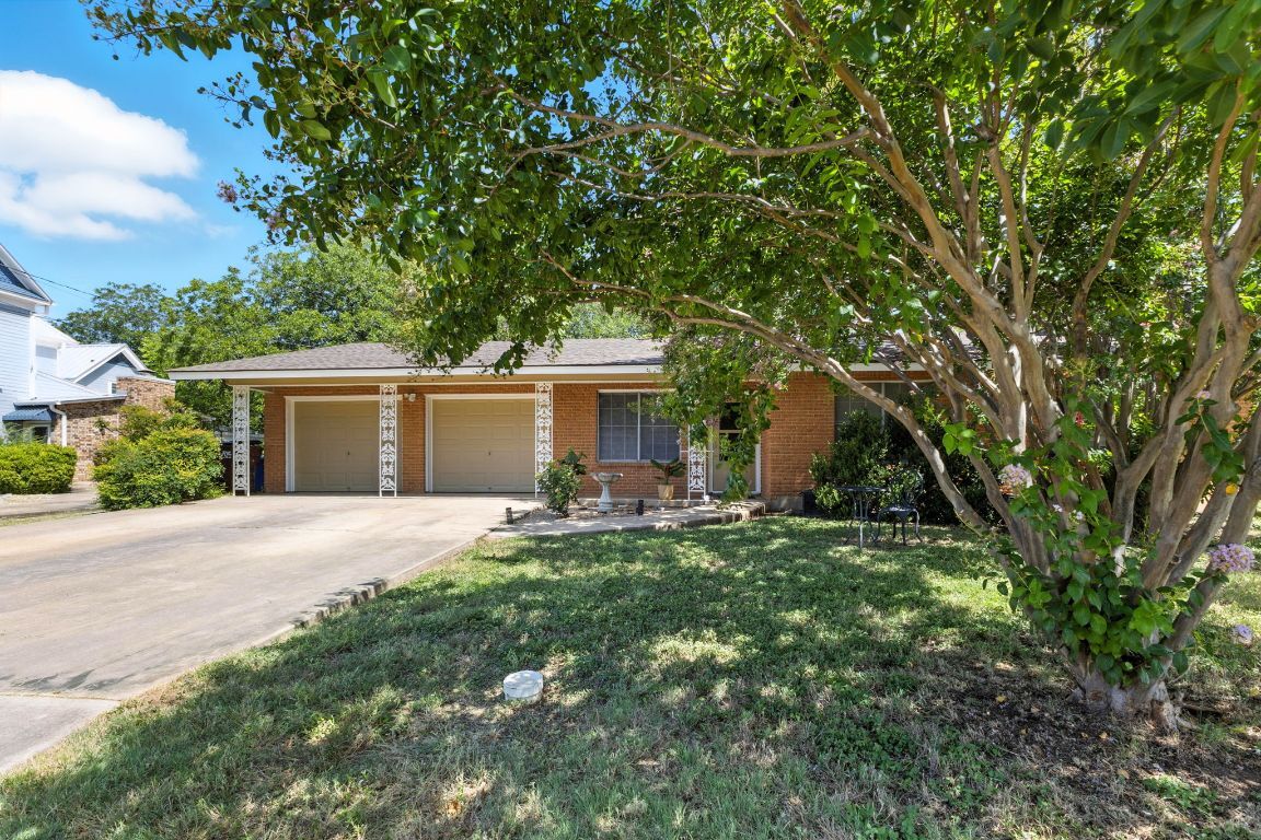 Property Photo: 606 E Liberty Avenue TX 78664
