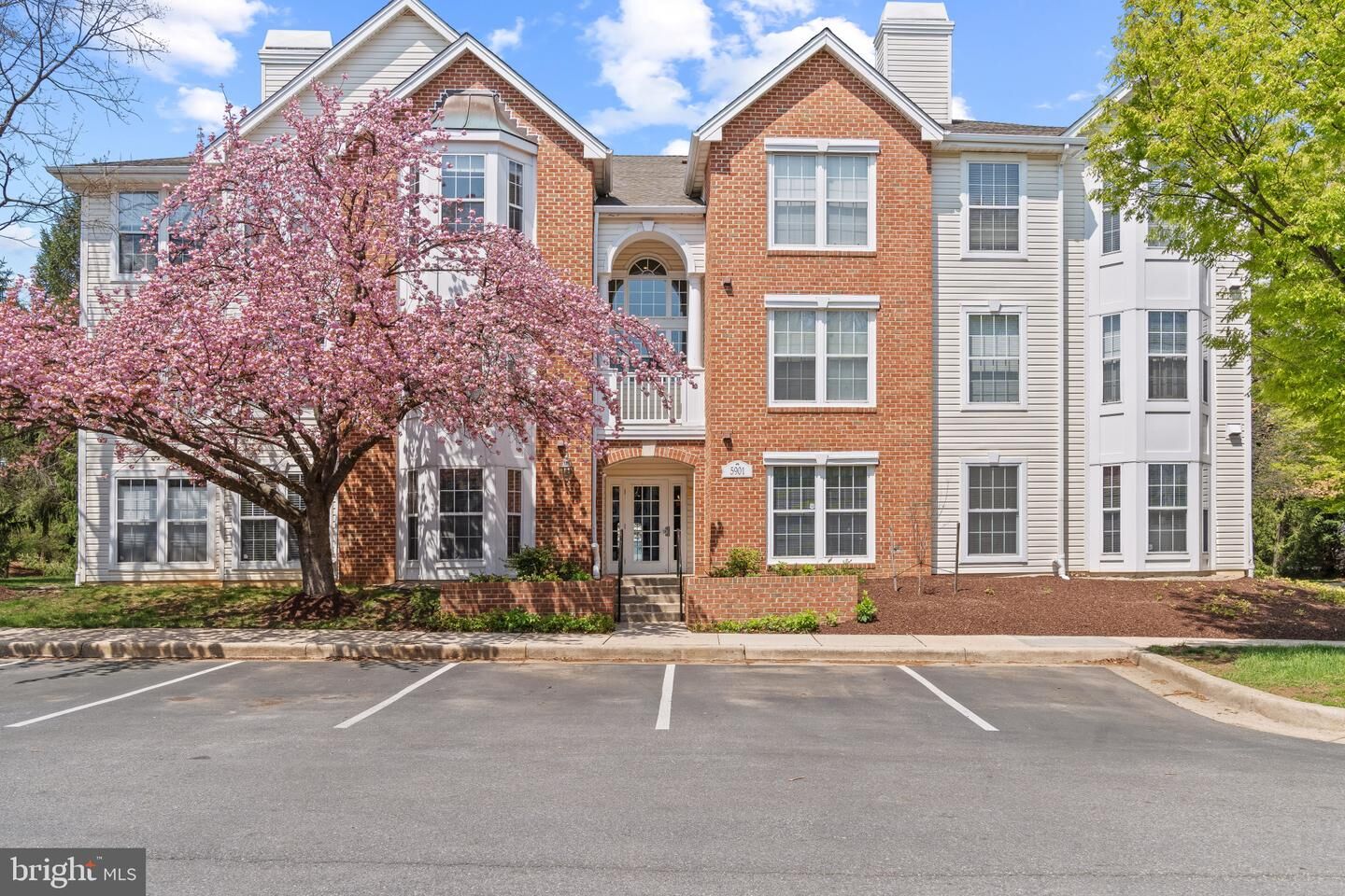 Property Photo:  5901 Millrace Court H-103  MD 21045 