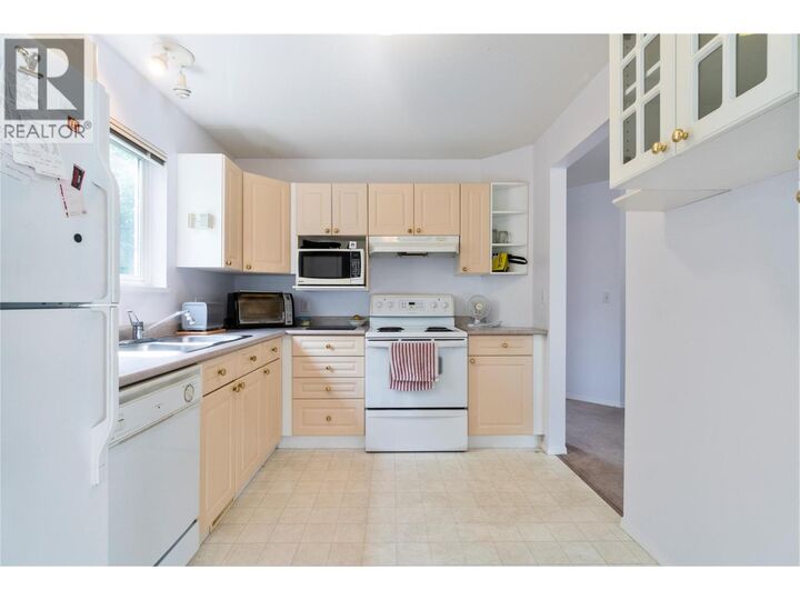 Property Photo: 2951 11 Avenue Northeast 5 BC V1E 1V8