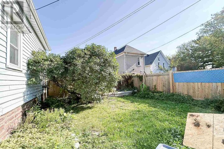 Property Photo: 449 Wellington St ON P6A 2M1