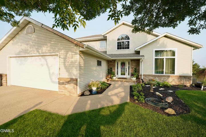 1702 Evergreen Drive NW  Jamestown ND 58401 photo
