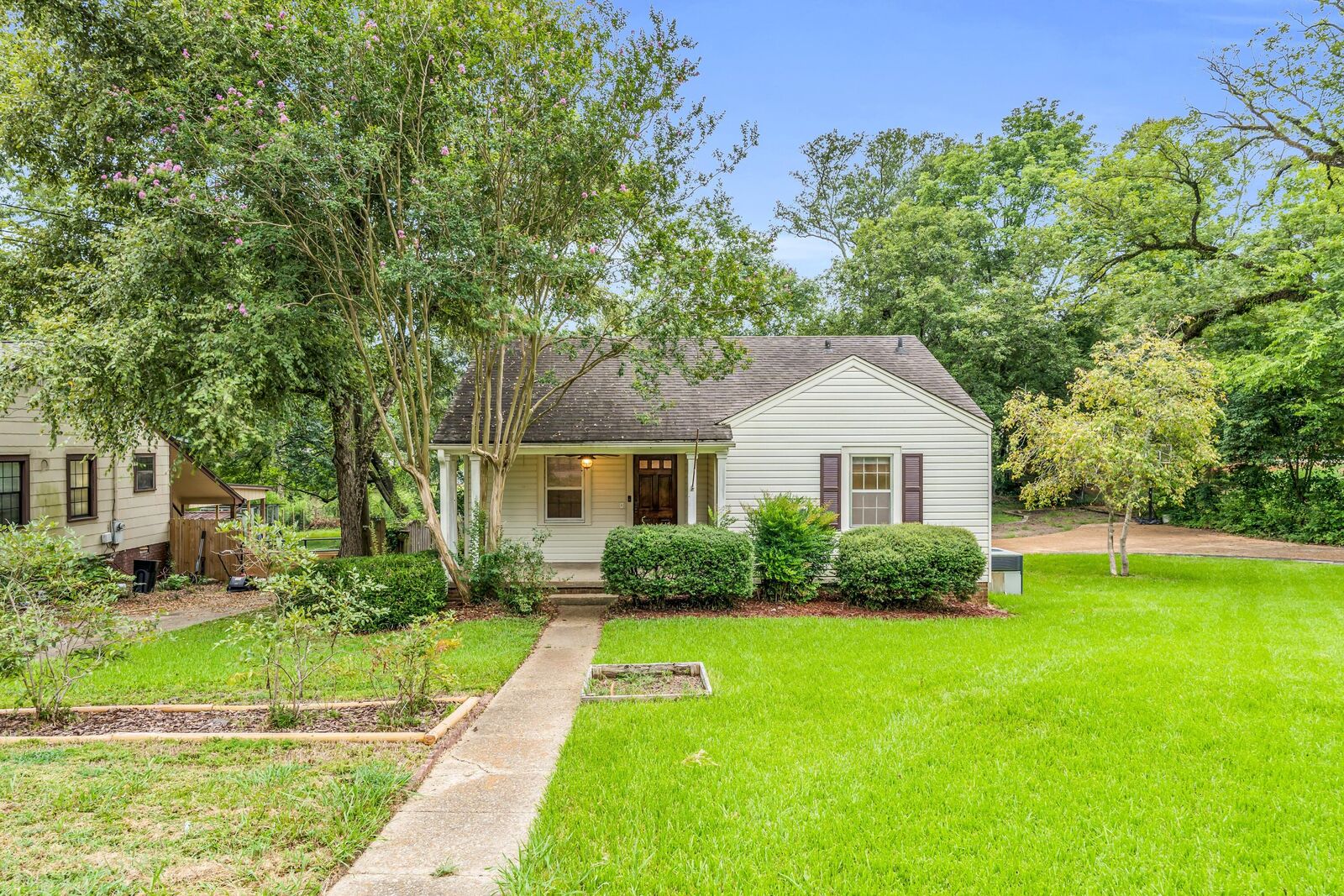 Property Photo:  242 Critz St  MS 39759 
