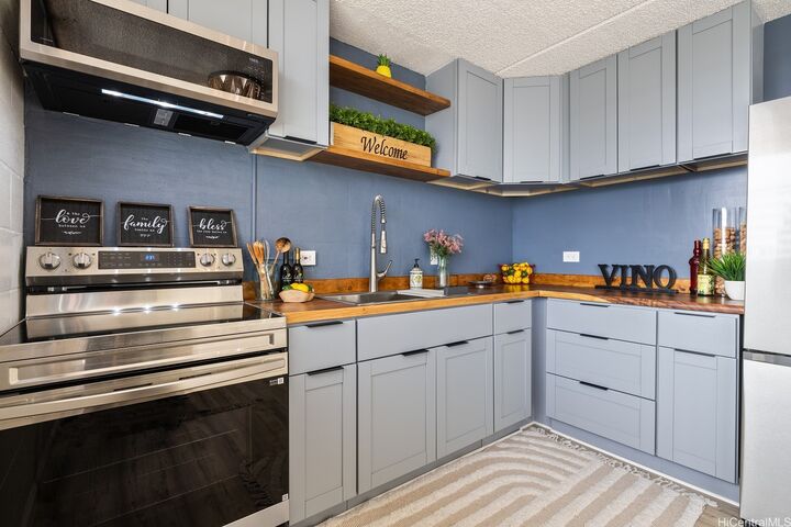 Property Photo:  24 Hialoa Street 41  HI 96817 