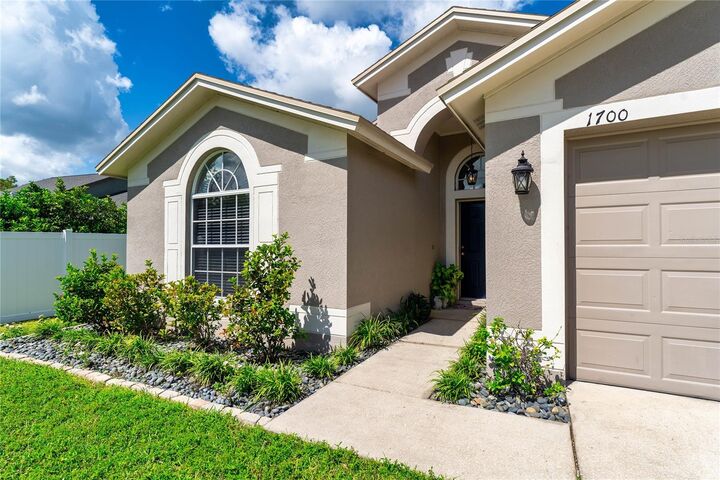 Property Photo:  1700 Leybourne Loop Loop  FL 33543 
