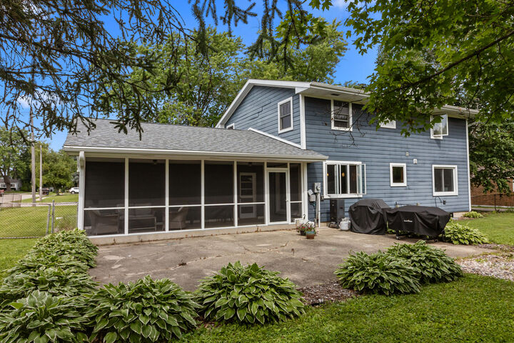 Property Photo:  651 N Lincoln St  WI 53121 