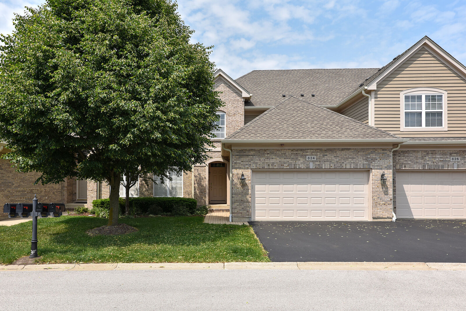 Property Photo:  824 Stone Canyon Circle 824  IL 60010 