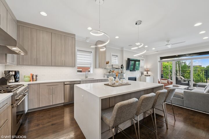 Property Photo:  2018 W Le Moyne Street 2E  IL 60622 