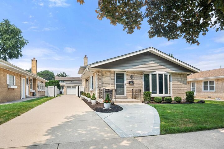 Property Photo: 2918 Sunnyside Avenue IL 60154