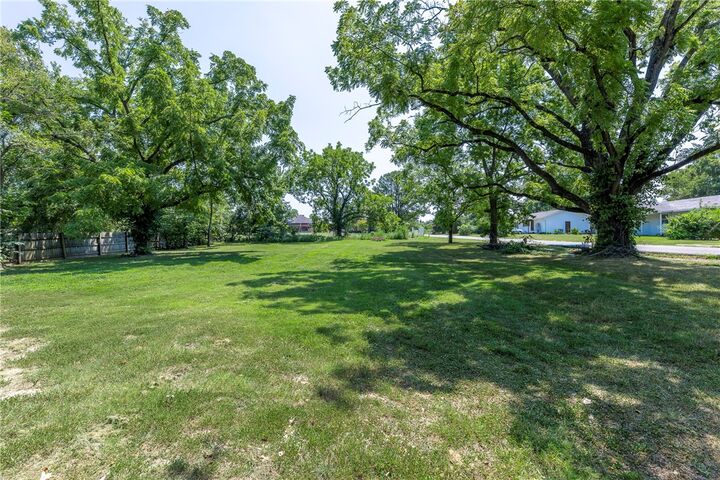 Property Photo:  1002 NE 2nd Street  AR 72712 